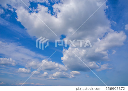  藍天和雲彩 136902872