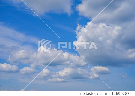  藍天和雲彩 136902873