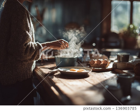 一張早晨女子在廚房煎雞蛋的照片 一張早晨女子在廚房煎雞蛋的照片 136903785