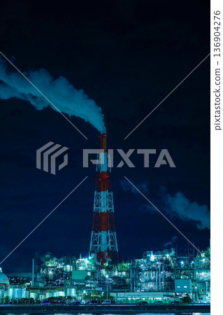 工廠夜景,煙囪,廠房,蒸汽,近未來 工廠夜景,煙囪,廠房,蒸汽,近未來 136904276