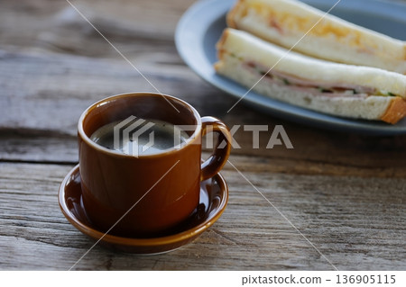 咖啡和三明治 咖啡和三明治 136905115