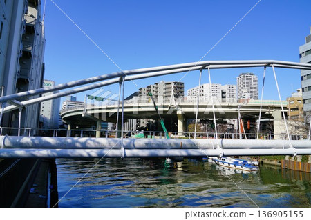 從中央區箱崎的港橋上眺望東京市中心 從中央區箱崎的港橋上眺望東京市中心 136905155