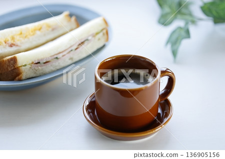 咖啡和三明治 136905156