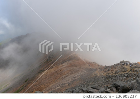 霧氣繚繞的堅峰山頂。 霧氣繚繞的堅峰山頂。 136905237