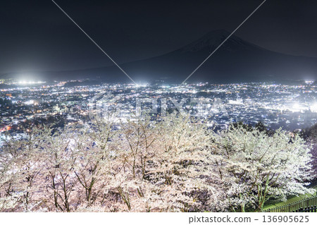 新倉山淺間公園夜景(山梨縣富士吉田市) 新倉山淺間公園夜景(山梨縣富士吉田市) 136905625