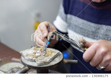 撒馬爾罕工藝品的燃氣爐雕刻 撒馬爾罕工藝品的燃氣爐雕刻 136906175