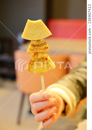 咖啡館裡的年輪蛋糕 136907413