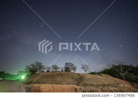 日本岡山縣八頭寺古鄉美麗的春日星空 136907486