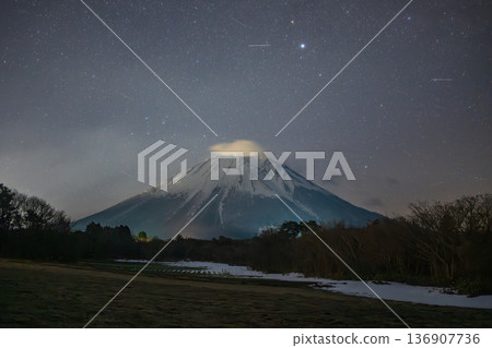 日本鳥取縣山上空的美麗星空 136907736