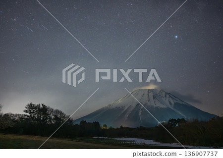 日本鳥取縣山上空的美麗星空 日本鳥取縣山上空的美麗星空 136907737