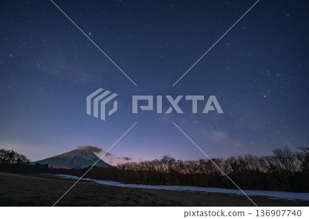A very beautiful starry sky at Mt. Daisen in Tottori Prefecture, Japan A very beautiful starry sky at Mt. Daisen in Tottori Prefecture, Japan 136907740