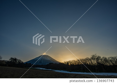 日本鳥取縣山上空的美麗星空 136907743