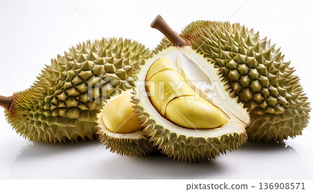 切開的榴槤特寫 | 白色背景上的熱帶水果 136908571