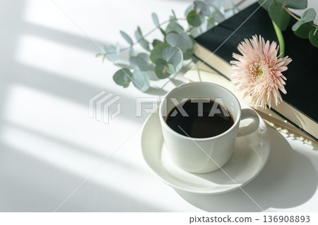 春日清晨,陽光灑在窗台上,咖啡和粉紅色鮮花在陽光下閃閃發光。 春日清晨,陽光灑在窗台上,咖啡和粉紅色鮮花在陽光下閃閃發光。 136908893