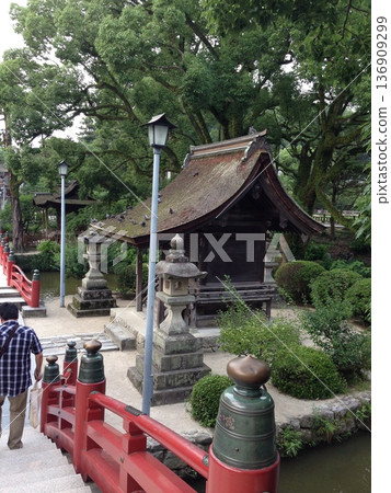 太宰府天滿宮的鼓橋和志賀神社,重要的文化財產,福岡縣太宰府市。 太宰府天滿宮的鼓橋和志賀神社,重要的文化財產,福岡縣太宰府市。 136909299