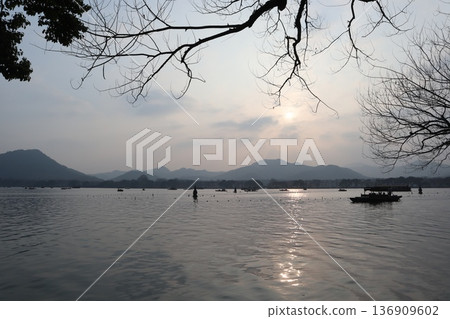杭州西湖三石塔 136909602