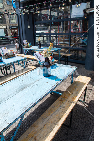 倫敦東區肖爾迪奇一家餐廳門前擺放著木製長凳和長桌。 倫敦東區肖爾迪奇一家餐廳門前擺放著木製長凳和長桌。 136910060