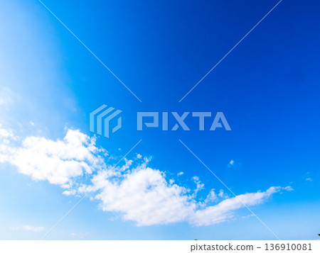 與許多雲彩的春天藍天 與許多雲彩的春天藍天 136910081