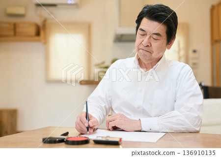 一位年長的亞洲男子正在思考他的遺囑內容。 136910135