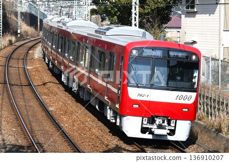 京急電鐵1000系列車（1702次）沿京急本線開往逗子和葉山方向 136910207