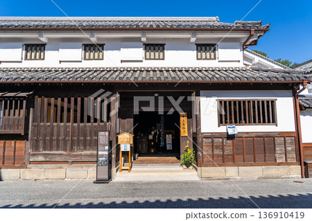 Inoue Family Residence (large townhouse), the oldest townhouse in Japan. Kurashiki Bikan Historical Quarter Tour (retro streetscape of white-walled storehouses). Inoue Family Residence (large townhouse), the oldest townhouse in Japan. Kurashiki Bikan Historical Quarter Tour (retro streetscape of white-walled storehouses). 136910419