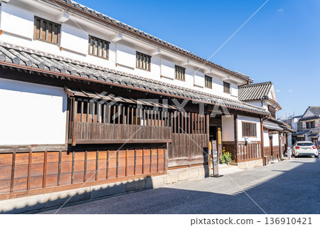 井上家宅邸（大型連棟別墅），日本最古老的連棟別墅。倉敷美觀歷史街區之旅（白牆倉庫的復古街景）。 136910421