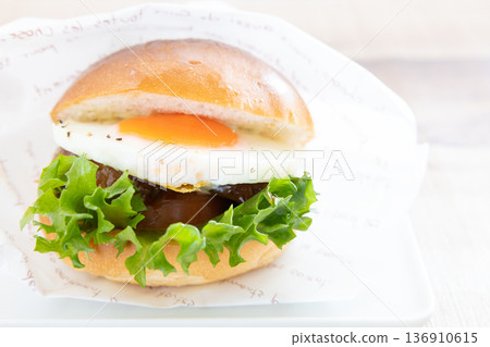 美味的煎太陽照燒漢堡 美味的煎太陽照燒漢堡 136910615