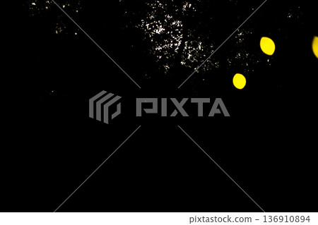 螢火蟲翩翩起舞-夏日景象 螢火蟲翩翩起舞-夏日景象 136910894