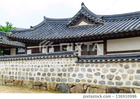 Beautiful scenery at Namsangol Hanok Village in Seoul, South Korea 136910996