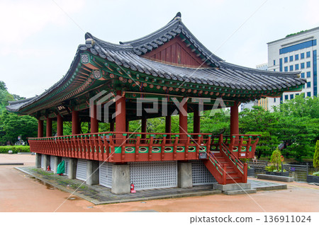 Beautiful scenery at Namsangol Hanok Village in Seoul, South Korea 136911024