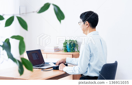 一名男子的手正準備提交他的報稅表 136911035