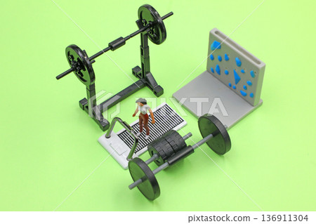 婦女在健身房鍛煉身體 136911304