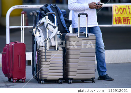 日本東京的城市景觀,入境旅遊仍在繼續……行李箱……父親看著母親和女兒放下行李後前往某處——澀谷 日本東京的城市景觀,入境旅遊仍在繼續……行李箱……父親看著母親和女兒放下行李後前往某處——澀谷 136912061