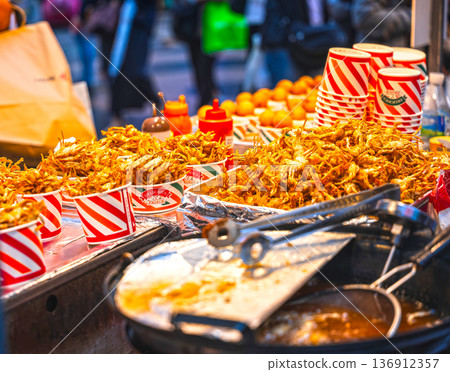 首爾明洞街頭小吃：炸螃蟹 136912357