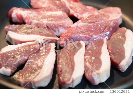 用煎鍋烹調的美味羊肉 用煎鍋烹調的美味羊肉 136912621