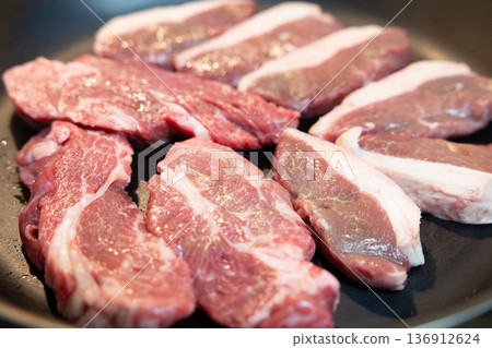用煎鍋烹調的美味羊肉 用煎鍋烹調的美味羊肉 136912624