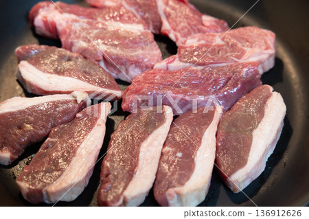 用煎鍋烹調的美味羊肉 用煎鍋烹調的美味羊肉 136912626