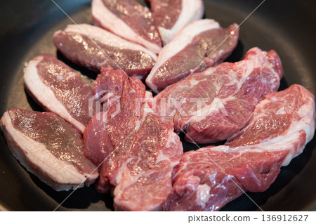 用煎鍋烹調的美味羊肉 用煎鍋烹調的美味羊肉 136912627