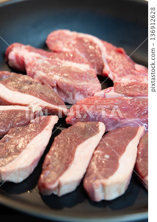 用煎鍋烹調的美味羊肉 用煎鍋烹調的美味羊肉 136912628