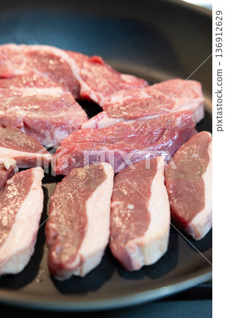 用煎鍋烹調的美味羊肉 用煎鍋烹調的美味羊肉 136912629