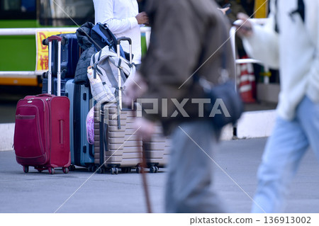 日本東京的城市景觀,老化社會與入境旅客…行李箱…日本的未來是什麼…=澀谷 日本東京的城市景觀,老化社會與入境旅客…行李箱…日本的未來是什麼…=澀谷 136913002