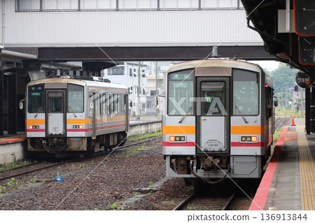 [K] Kiha 120 series train on the Kishin Line parked at Tsuyama Station 136913844