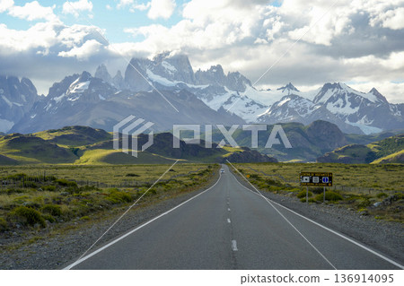 endless road from el calafate to el chanten patagonia argentina with fitz roy mountain view 136914095