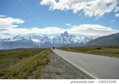 endless road from el calafate to el chanten patagonia argentina with fitz roy mountain view 136914106