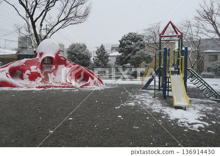 積雪覆蓋的幻燈片 積雪覆蓋的幻燈片 136914430