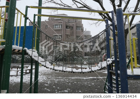 住宅區和公寓大樓下雪了 住宅區和公寓大樓下雪了 136914434