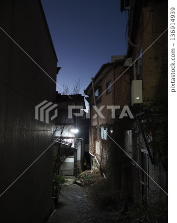 老舊住宅區夜景 老舊住宅區夜景 136914939