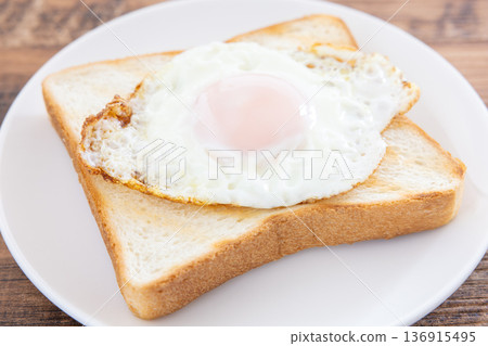 美味的煎蛋吐司 美味的煎蛋吐司 136915495