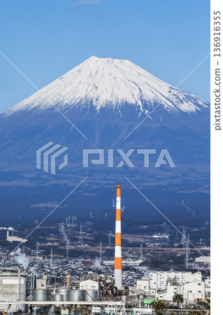 富士市、富士山和日本食品化工的煙囪 富士市、富士山和日本食品化工的煙囪 136916355