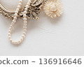 Flower and pearl necklace 136916646